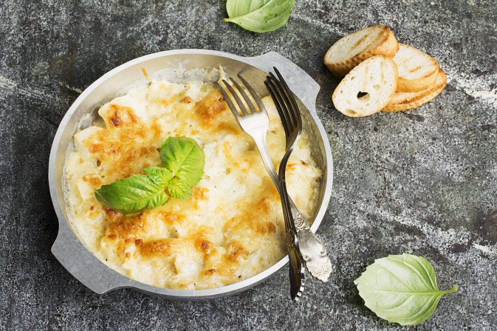 Zarter Fischauflauf mit Blumenkohl und Zwiebeln