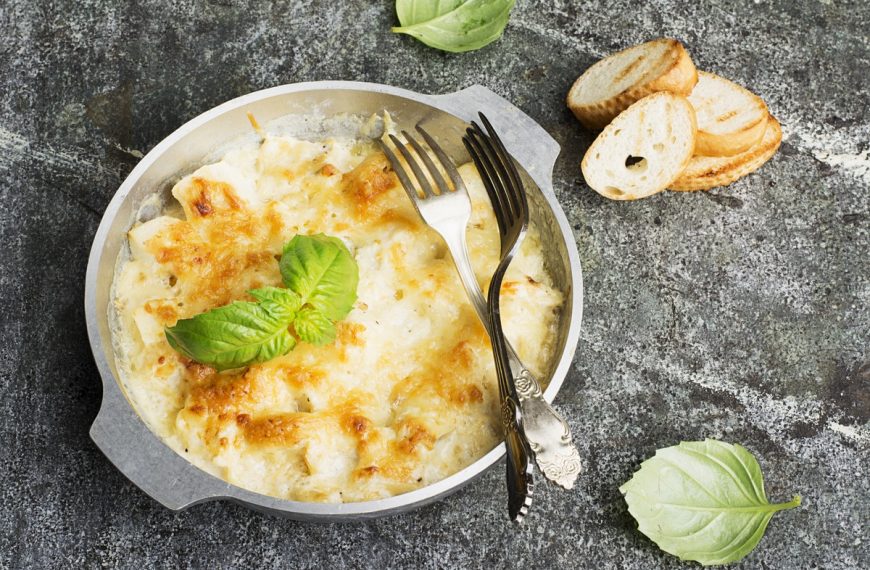 Zarter Fischauflauf mit Blumenkohl und Zwiebeln