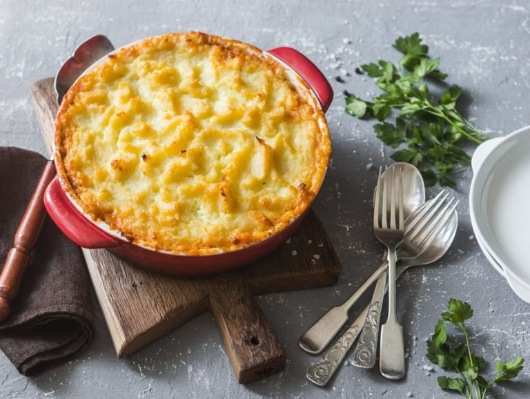 Zartes Fisch Souffle aus Seelachsfilet und Zwiebeln – Fischauflauf aus ...