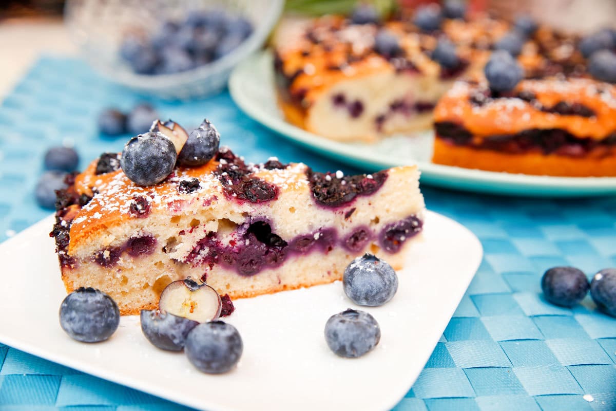 Zarter Heidelbeerkuchen mit Eiern und Schmand