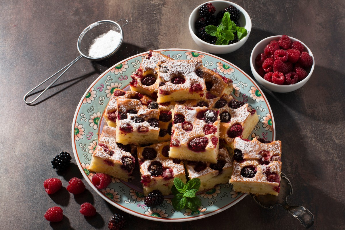 Zarter Himbeerkuchen mit Brombeeren zum Tee