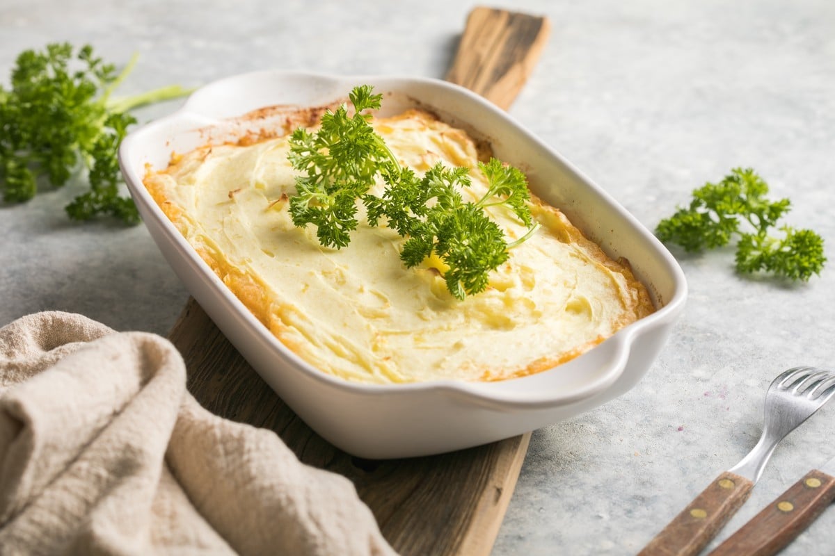 Zarter Kartoffelauflauf mit Champignons, Gemüse und Putenfleisch