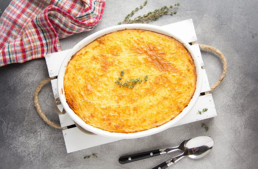 Zarter Kartoffelauflauf mit Hackfleisch, Hartkäse und Gemüse