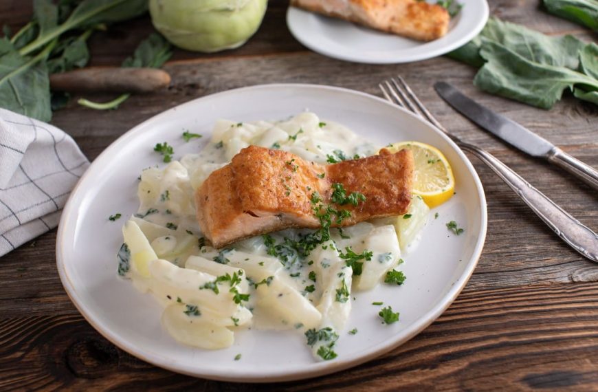 Zarter Kohlrabi in Sahnesoße mit Lachs