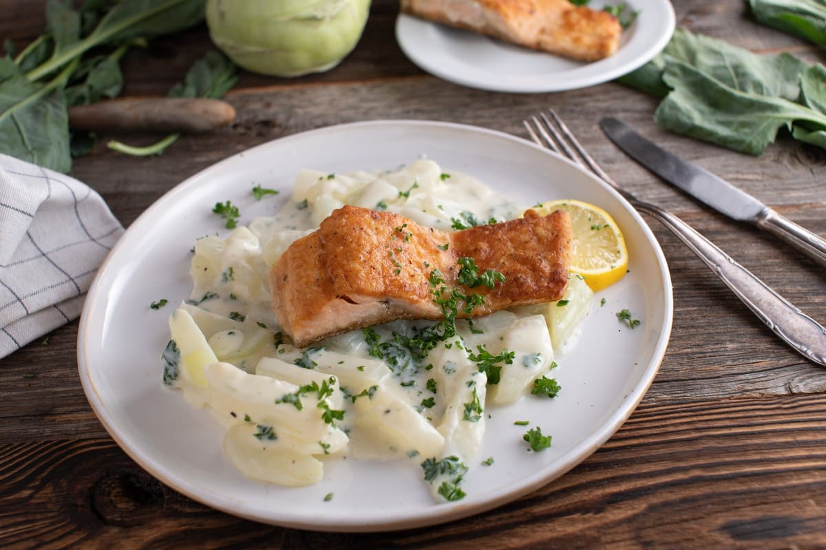 Zarter Kohlrabi in Sahnesoße mit Lachs