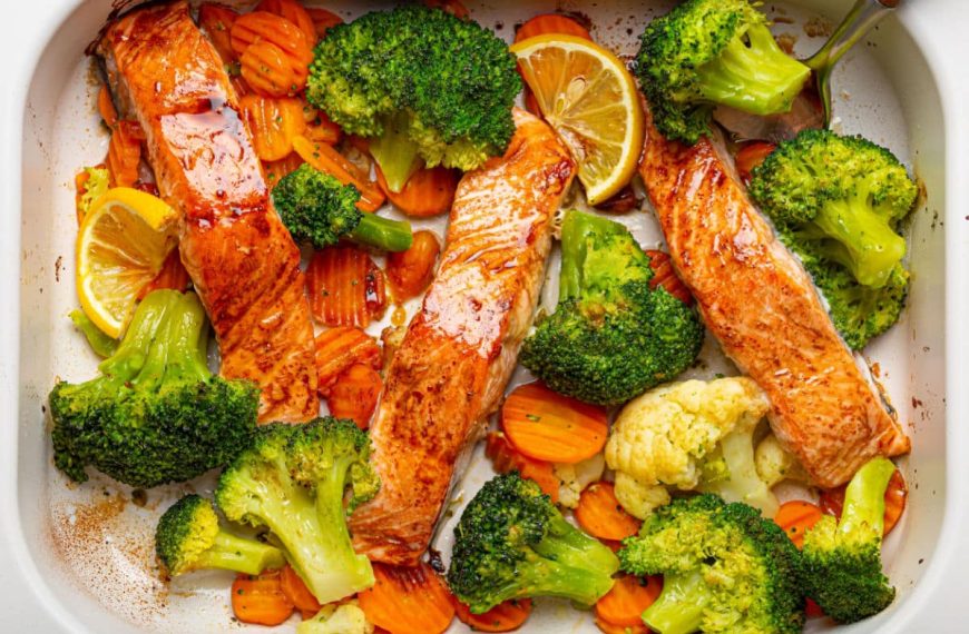 Zarter Lachs mit Brokkoli, Karotten und süßer Sojasauce