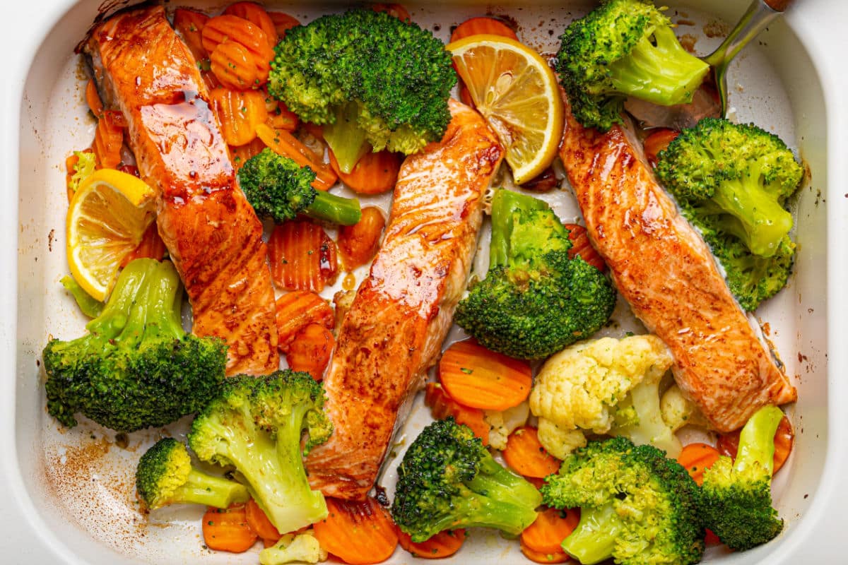 Zarter Lachs mit Brokkoli, Karotten und süßer Sojasauce