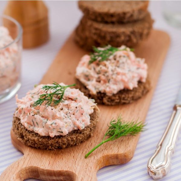 Zarter Lachsaufstrich mit Frischkäse und Dill