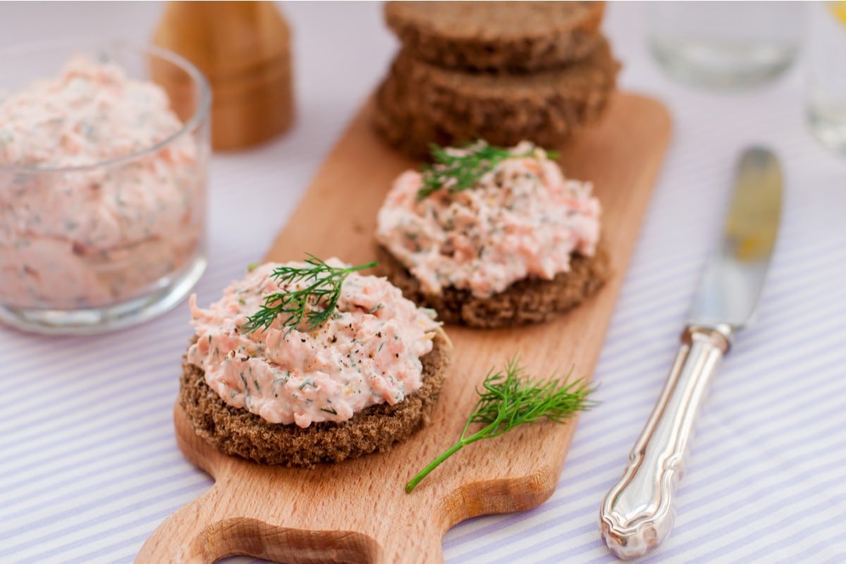 Zarter Lachsaufstrich mit Frischkäse und Dill