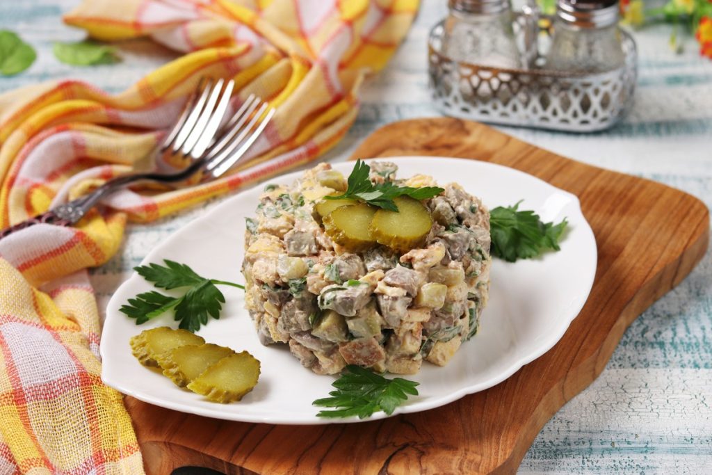 Zarter Lebersalat mit Salzgurken und Eierpfannkuchen