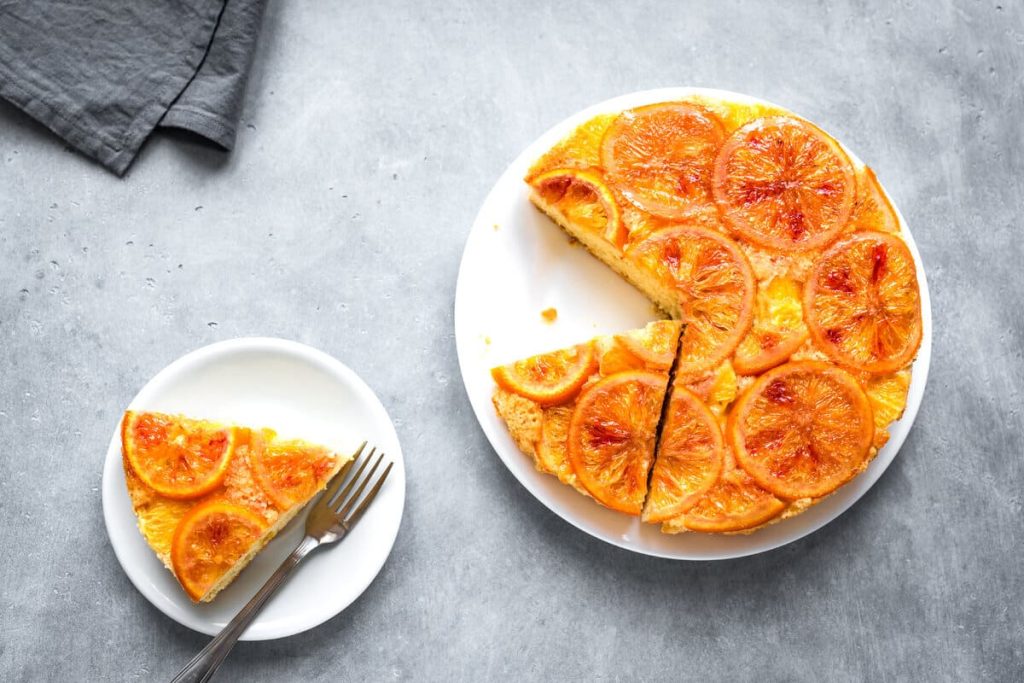 Zarter Mandelkuchen mit karamellisierten Mandarinen