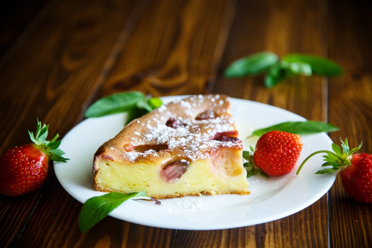 Zarter Quarkkuchen ohne Boden mit Erdbeeren