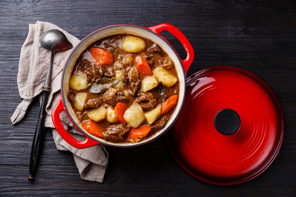 Zarter Rindergulasch mit Kümmel