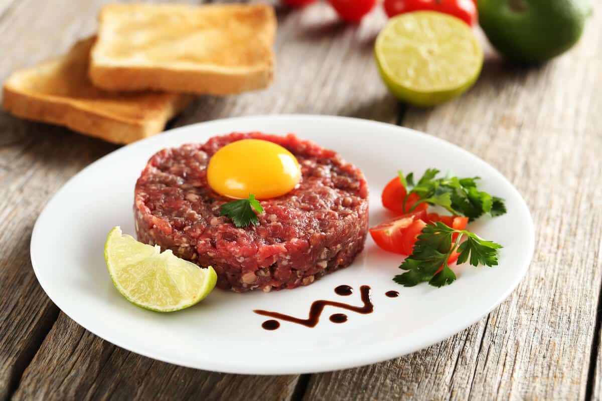 Zarter Rindfleisch Tartar mit Kapern