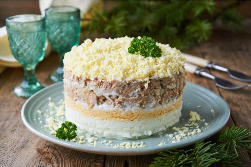 Zarter Schichtsalat mit Eiern