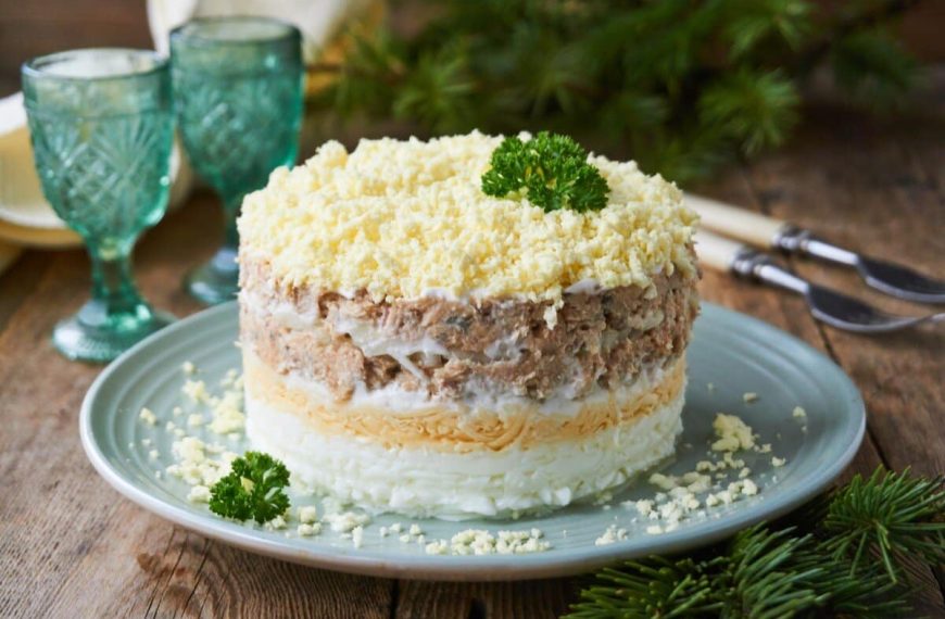 Zarter Schichtsalat mit Eiern, Thunfisch und Käse