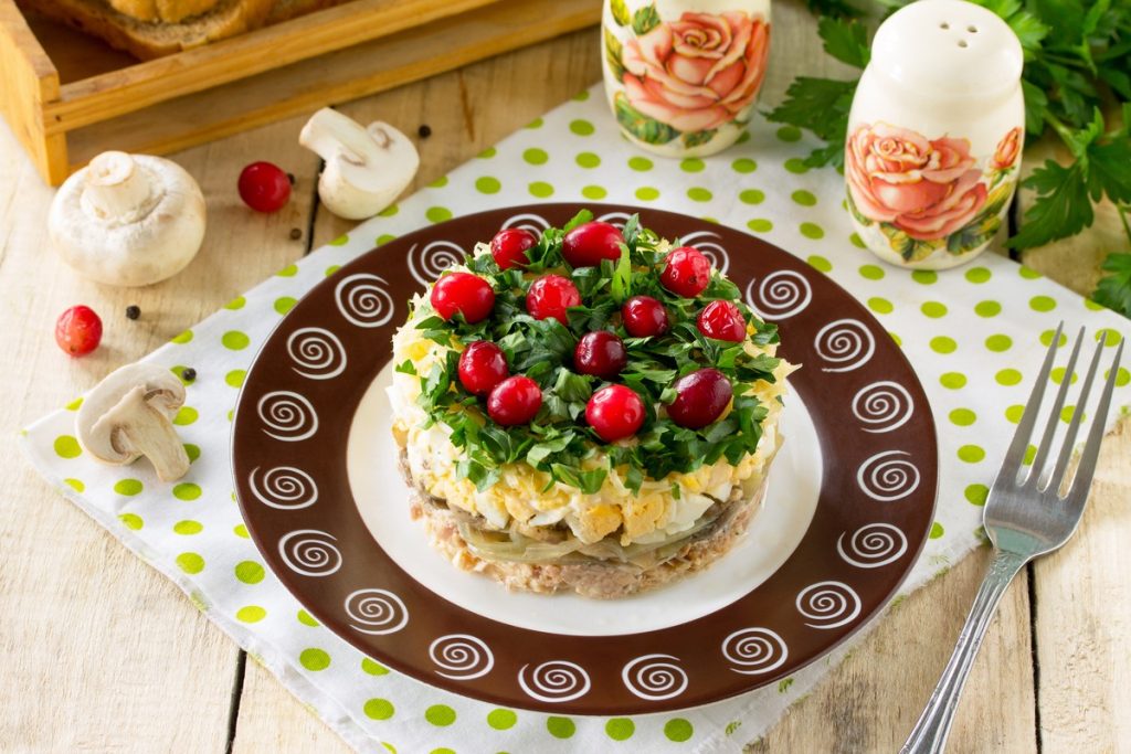 Zarter Schichtsalat mit Thunfisch