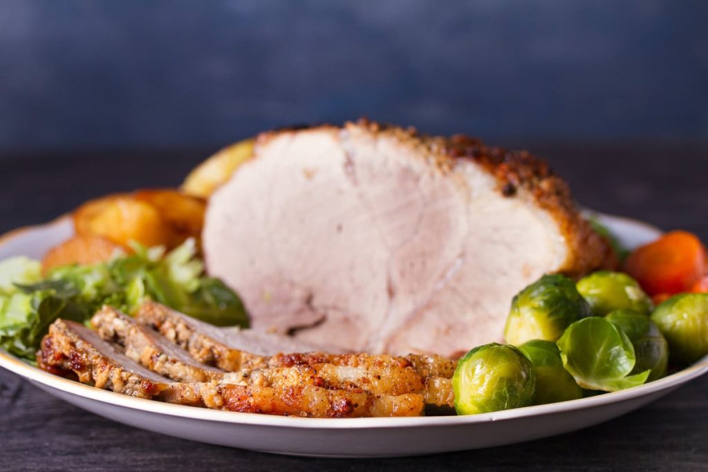 Saftiger Schweinebraten mit Rotwein und Gemüse