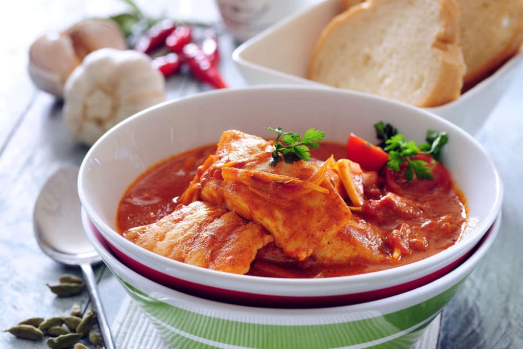 Zarter Seelachs in Tomatensoße mit Möhren aus dem Ofen