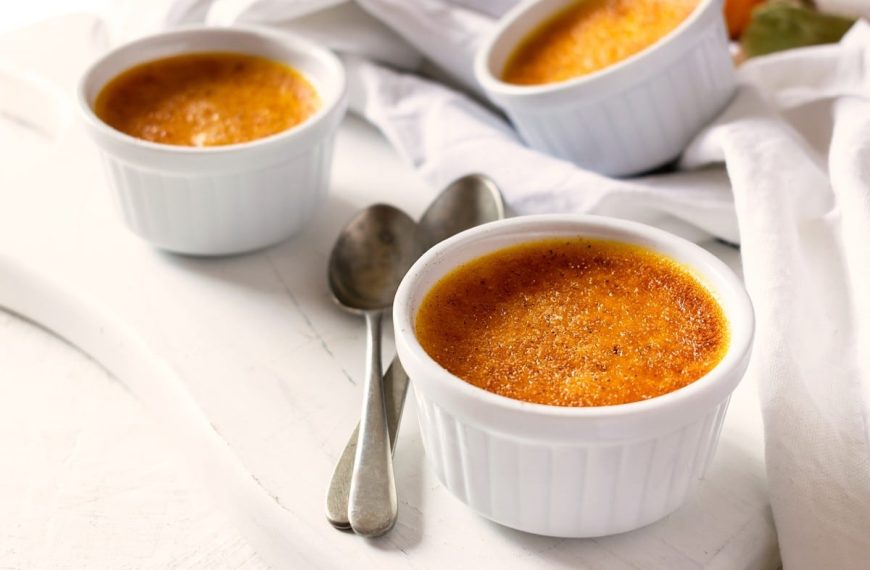 Zartes Creme Brulee mit Kürbis, Sahne und Zimt