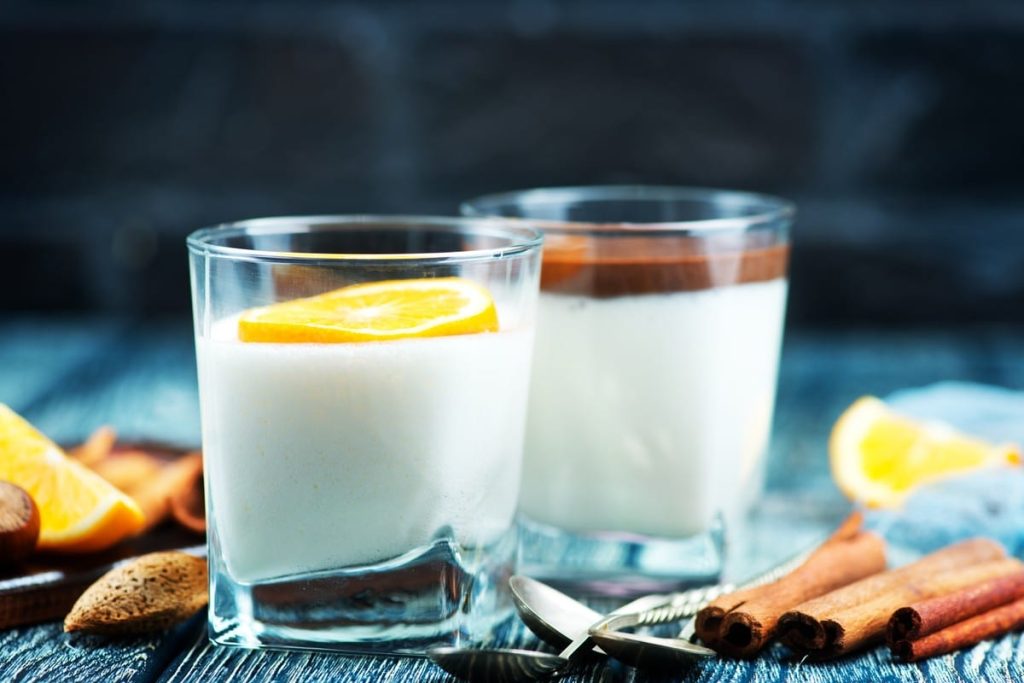 Zartes Dessert mit Kefir und Sauerrahm