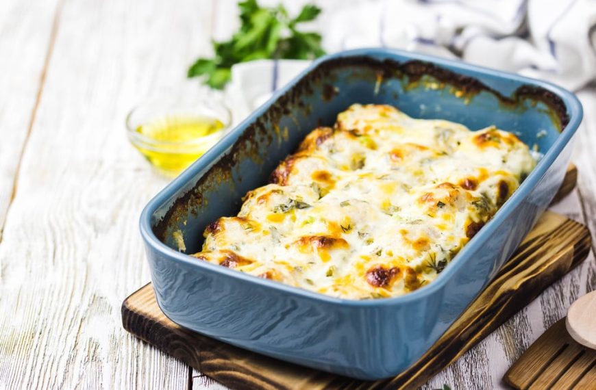 Zartes Hähnchenfilet mit Zucchini und Schmand im Backofen
