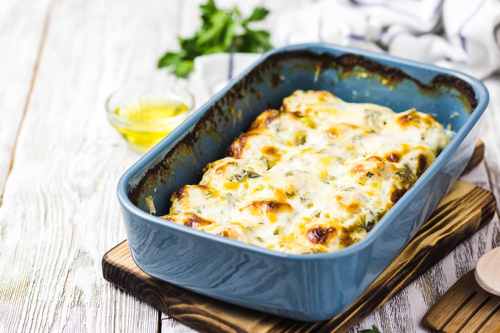 Zartes Hähnchenfilet mit Zucchini und Schmand im Backofen