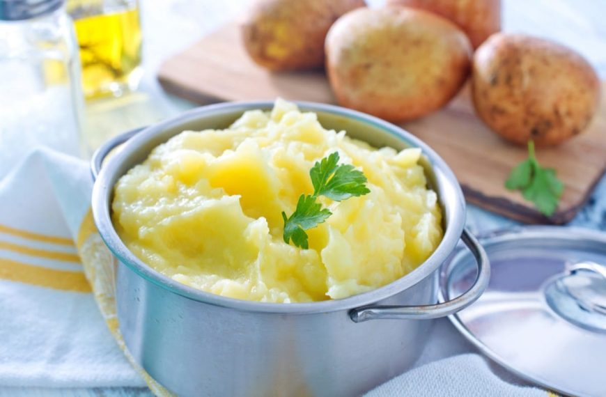 Zartes Kartoffelpüree mit Butter, Milch und Käse