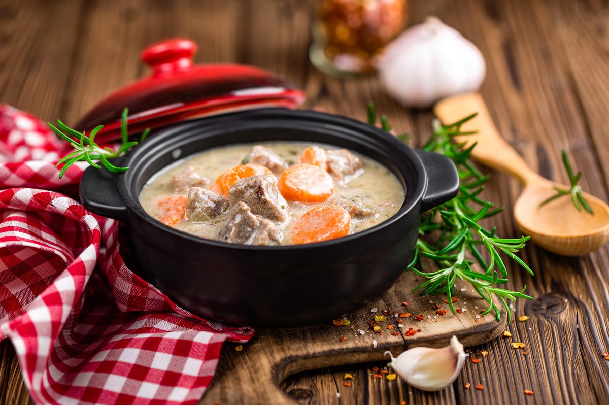 Zartes Rindfleisch mit Karotten und Sahnesoße in Ofentöpfen