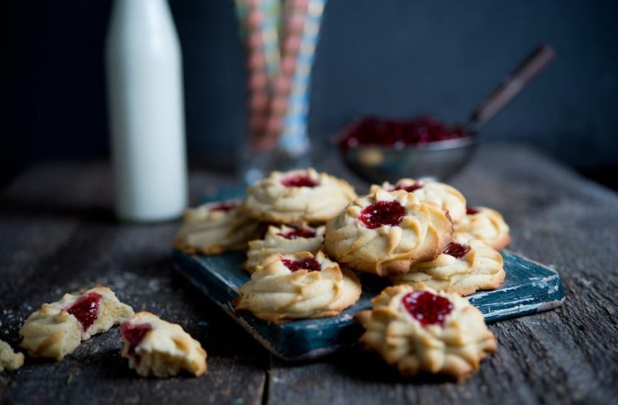 Zartes Spritzgebäck mit Marmelade zum Tee