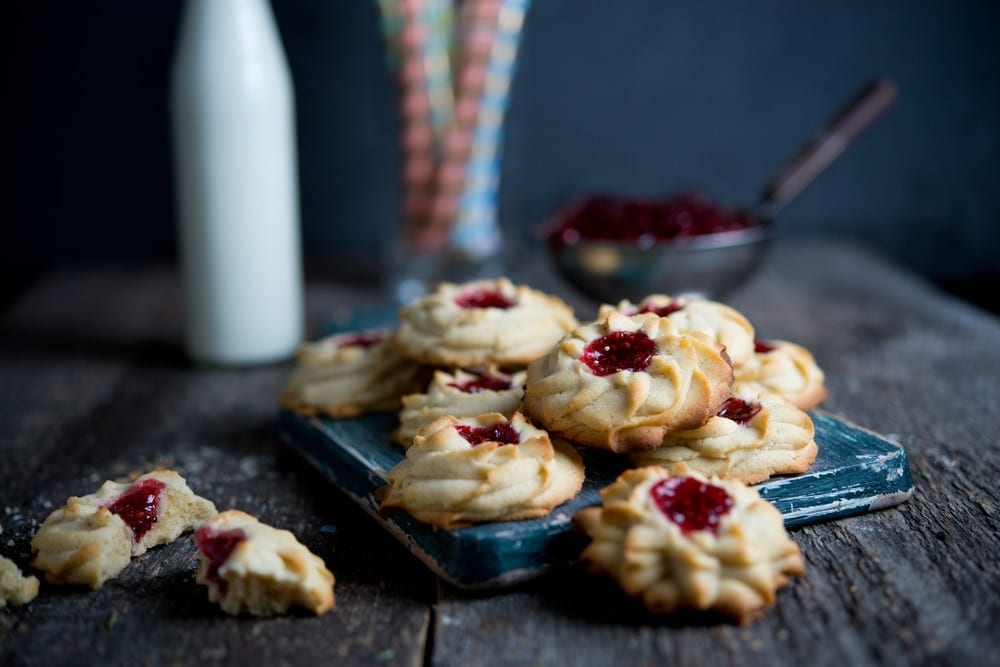 Zartes Spritzgebäck mit Marmelade zum Tee