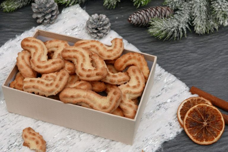 Zartes Spritzgebäck mit Marmelade zum Tee