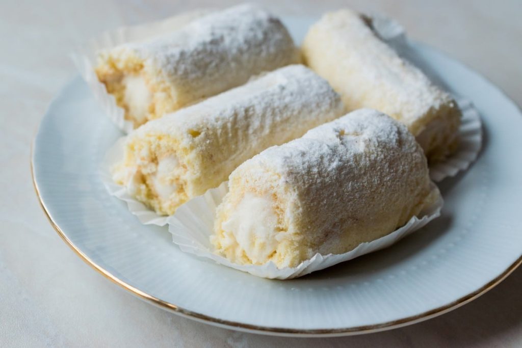 Zartes Winter Dessert mit Sahne