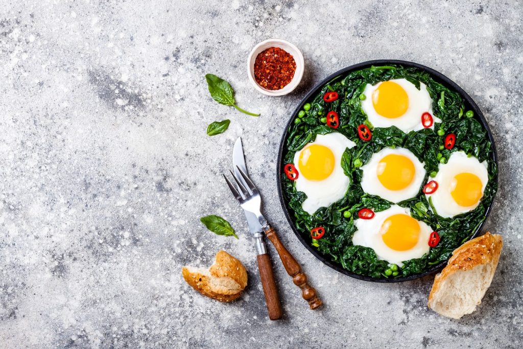 Zartes grünes Shakshuka mit Porree