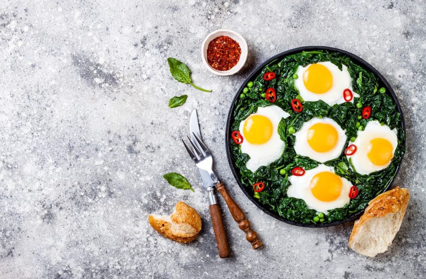 Zartes grünes Shakshuka mit Porree, Spinat und grünen Erbsen