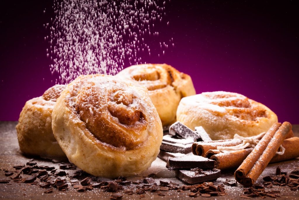 Zimtschnecken mit Schokolade und Zucker