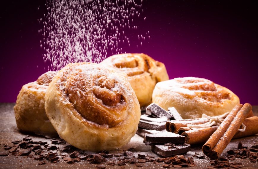 Zimtschnecken mit Schokolade und Zucker