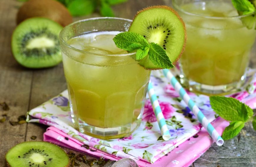 Zitronen Limonade mit Kiwi und Sprudelwasser – Hausgemachte Limonade