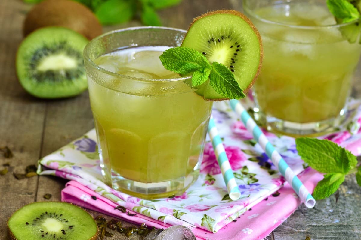 Zitronen Limonade mit Kiwi und Sprudelwasser - Hausgemachte Limonade