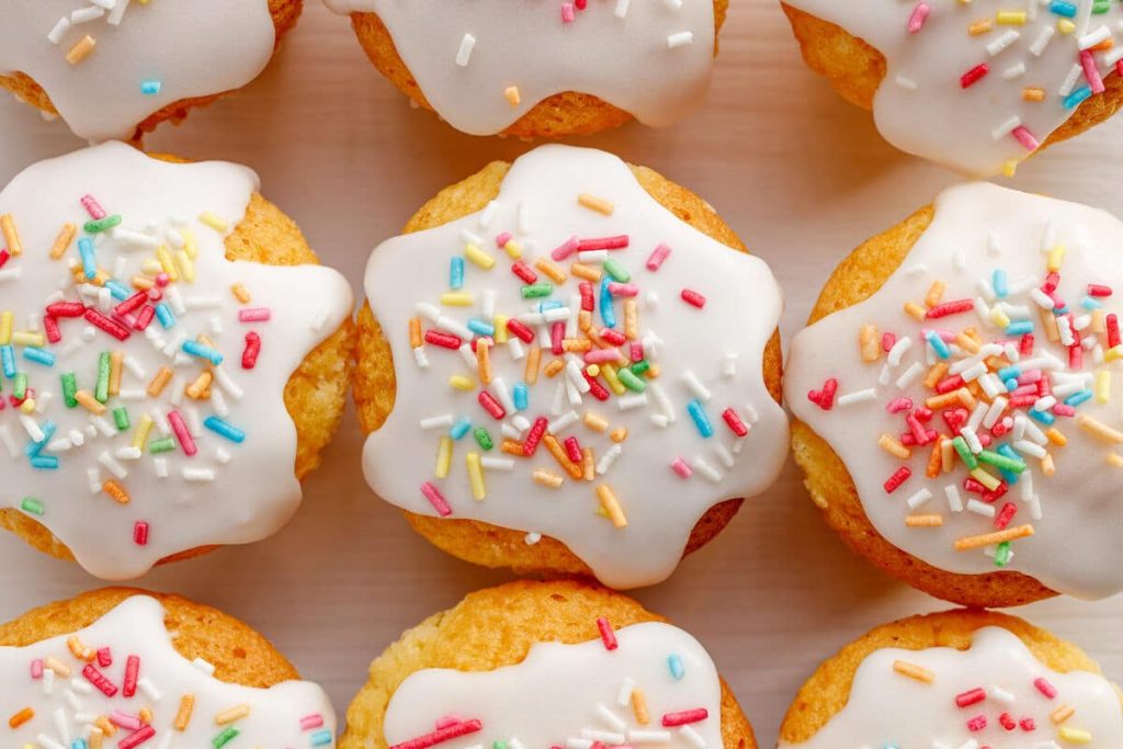 Zitronenmuffins mit Zuckerglasur und Streuseln zum Fasching