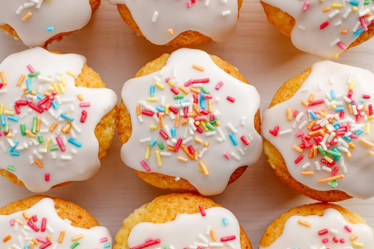 Zitronenmuffins mit Zuckerglasur und Streuseln zum Fasching