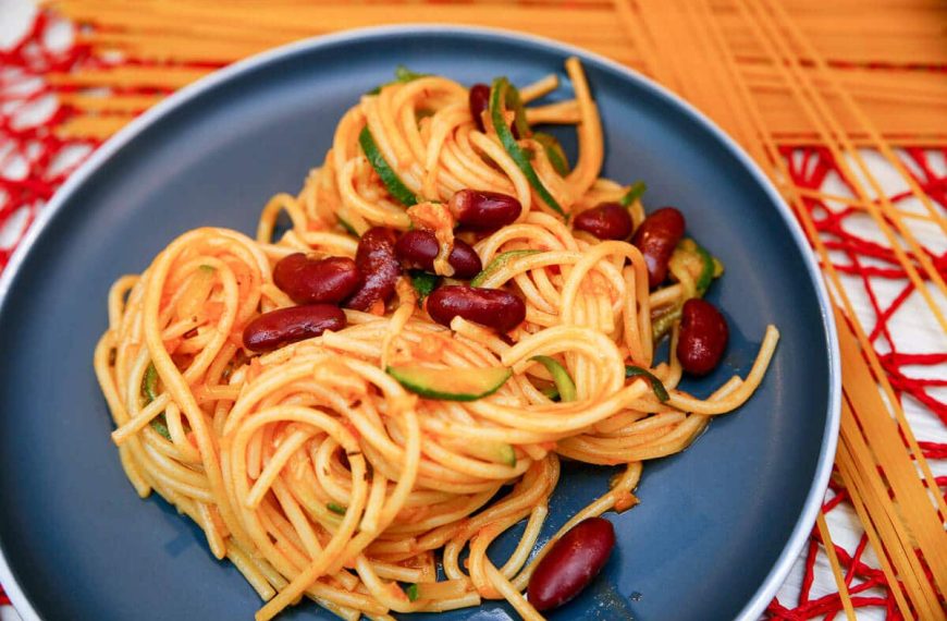 Zoodles Pasta mit Zucchini Spaghetti und Bohnen