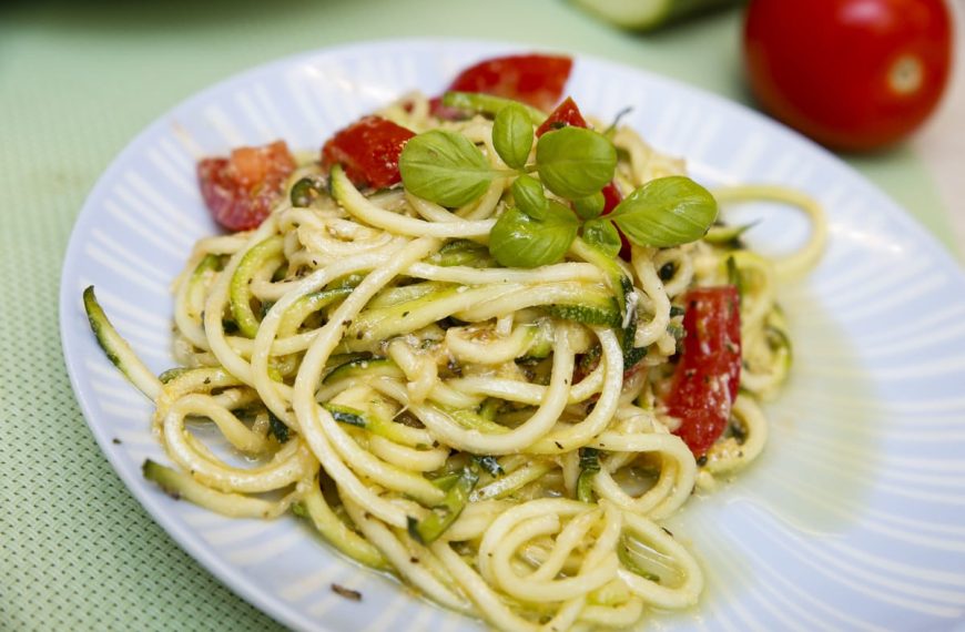 Zoodles Zucchini-Spaghetti Salat mit Parmesan