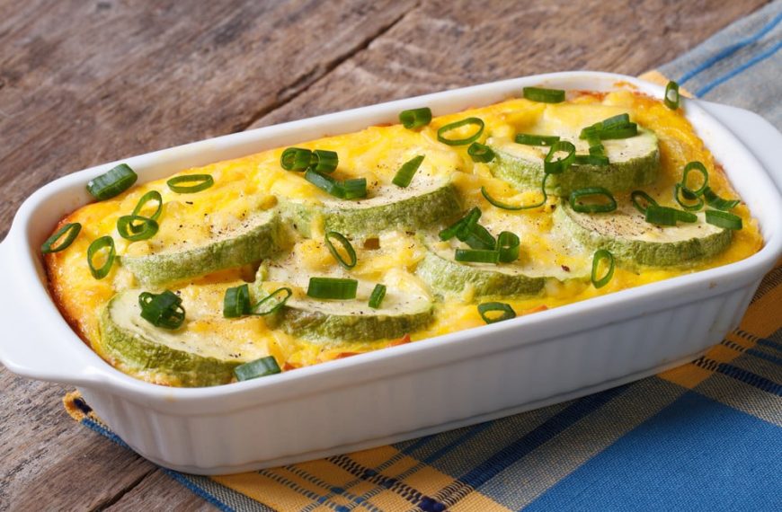 Zucchini Auflauf mit Eiern und Käse