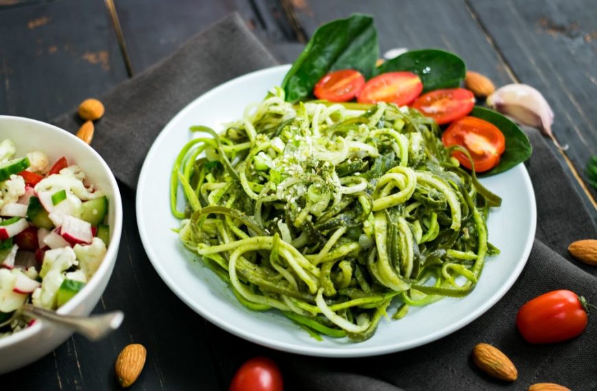 Zucchini Nudeln mit Avocado Pesto