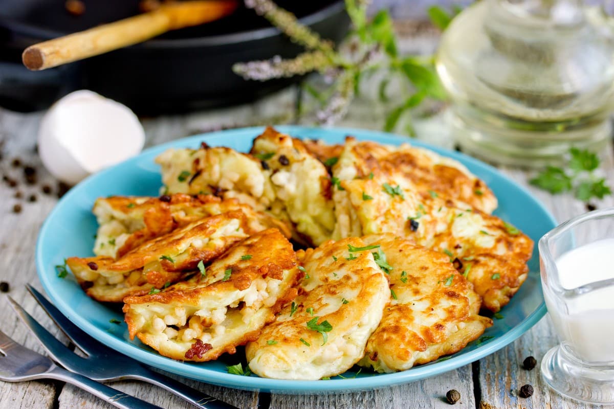 Zucchini Reibekuchen mit Geflügelhackfleisch und Zwiebeln