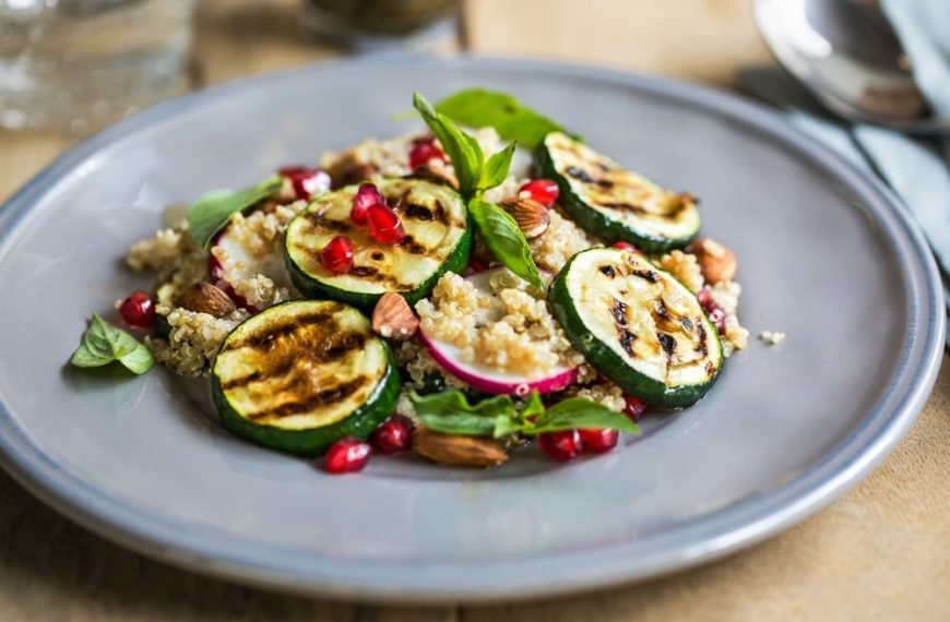 Zucchini Salat mit Quinoa und Granatapfelkernen