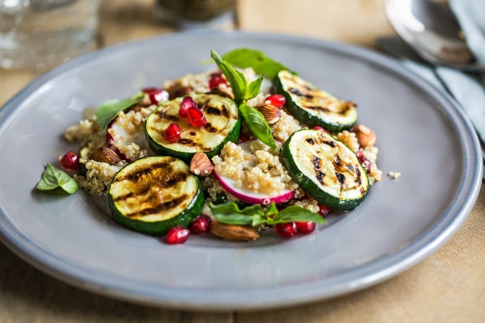 Zucchini Salat mit Quinoa und Granatapfelkernen