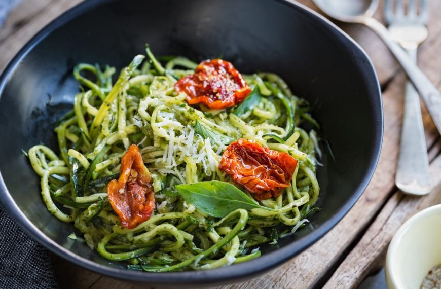 Zucchini Spaghetti mit Avocado Spinat Pesto