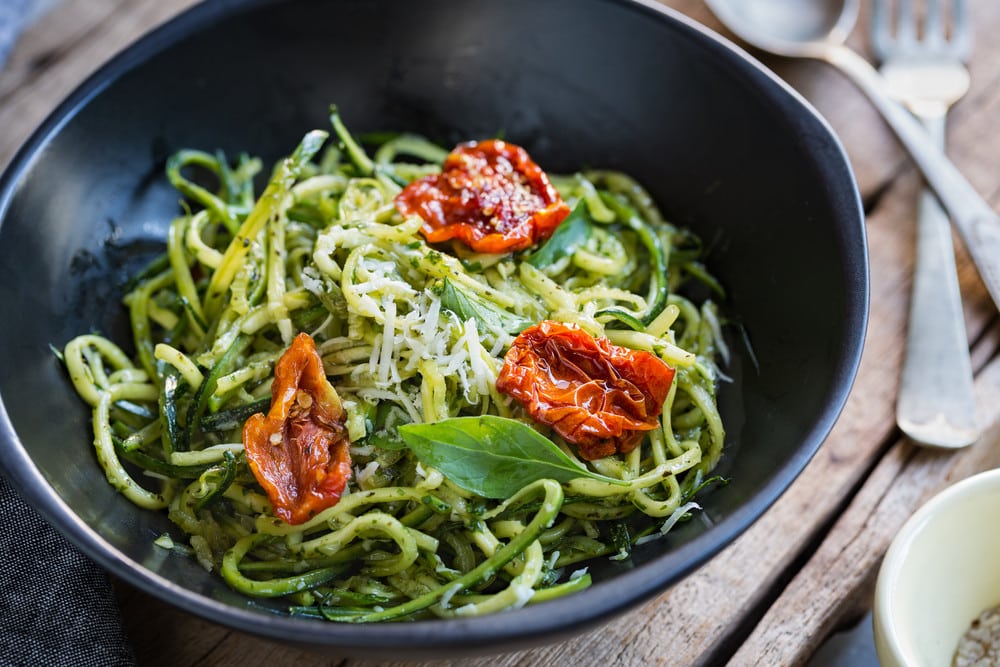 Zucchini Spaghetti mit Avocado Spinat Pesto